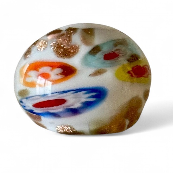 Vintage Italian White Glass Millefiori Domed Ring with Gold Floral Details Sz 9 - Picture 2 of 5